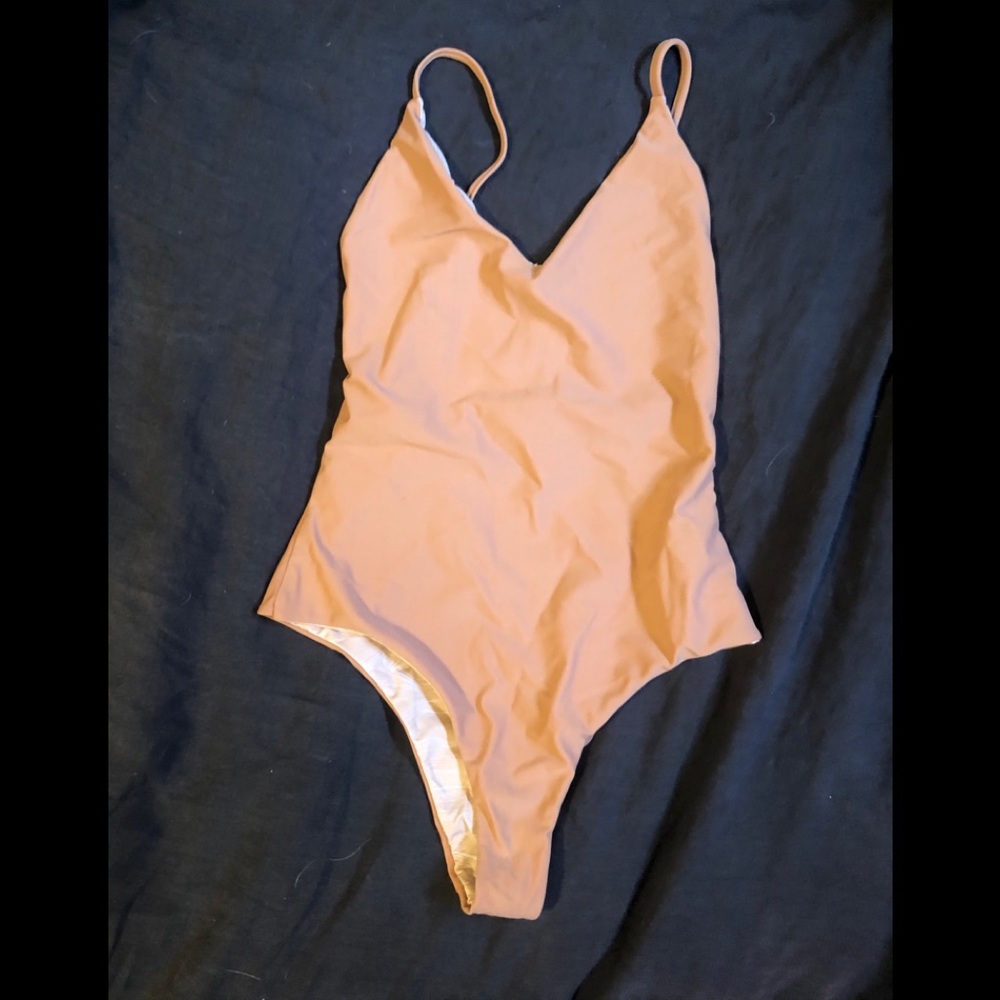 The girl and the water Malibu One Piece - Picture 2 of 5